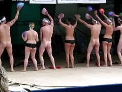 两个严格的女孩穿出一个男人